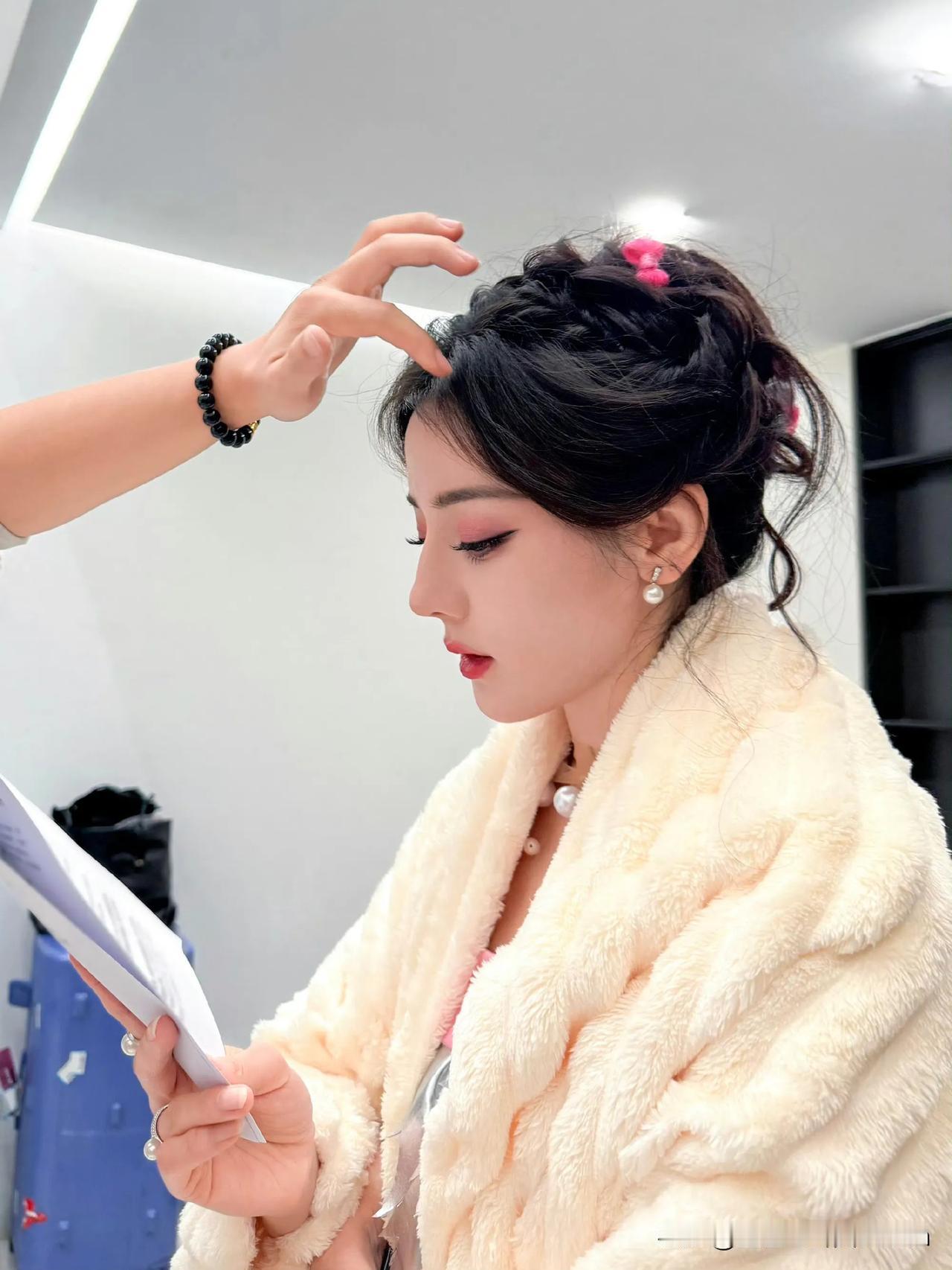 热巴美人妆成，眉目如画