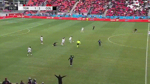 美职联不愧是好莱坞联赛，门将这个逆天操作帮助对方进球，随后又遭逆转了，这是卧底吗