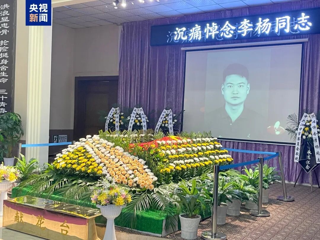 李杨同志生于1996年12月，2013年应征入伍，2017年10月加入中国共产党