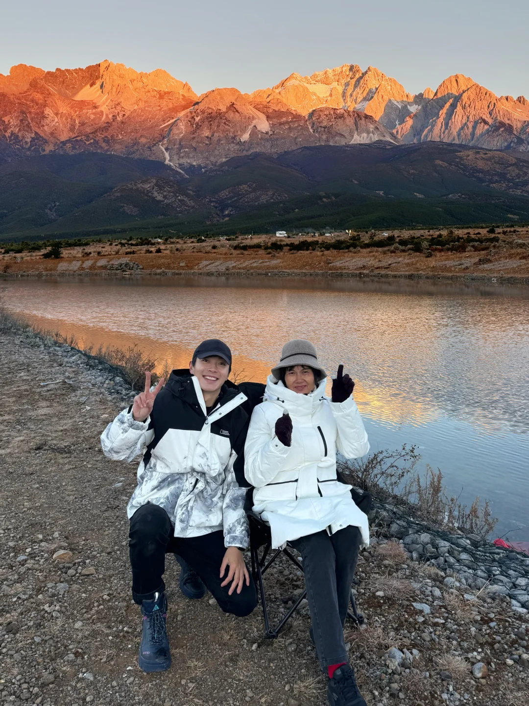 金山银山不如和妈妈看的日照金山！
