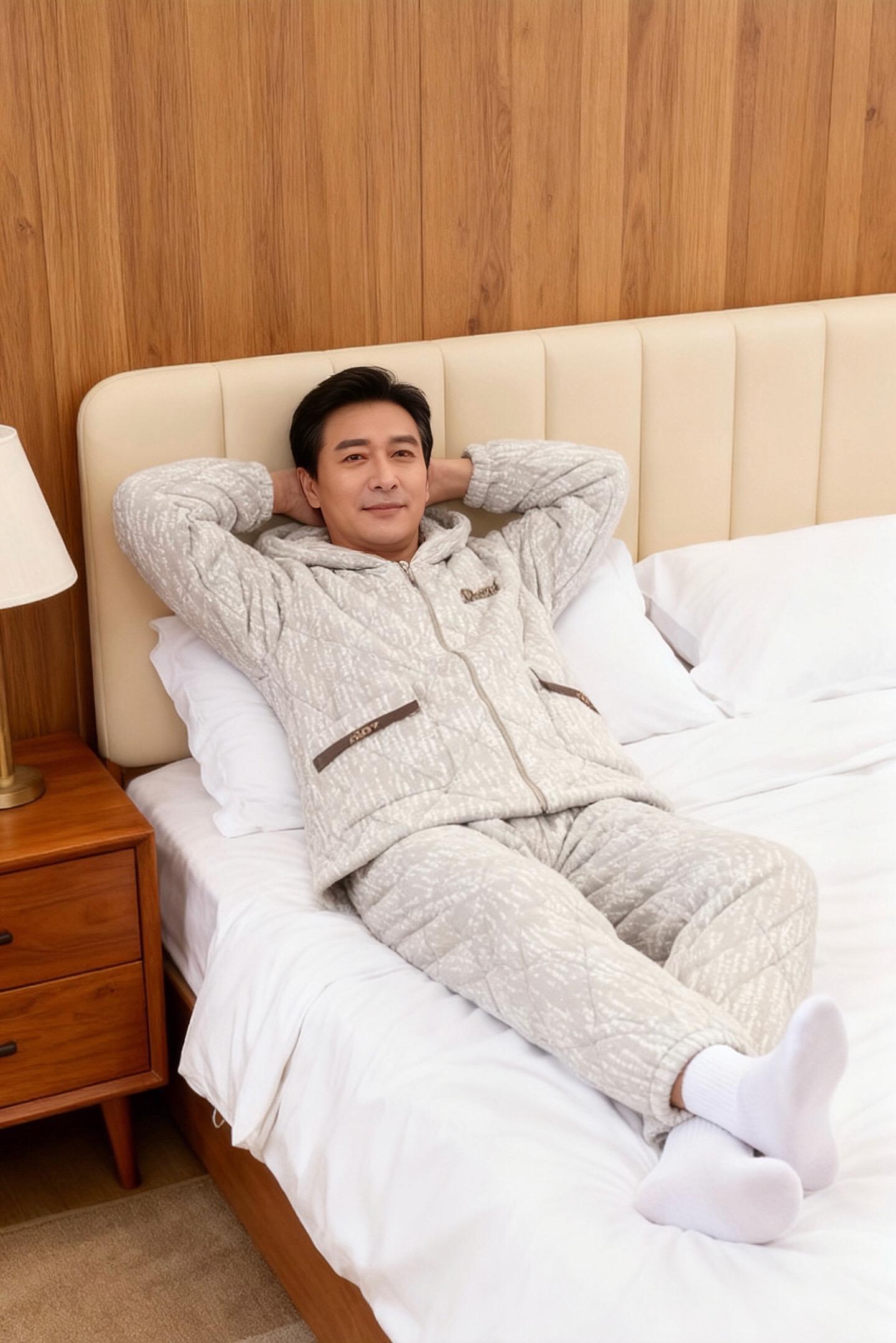 谁懂啊！给老爸买的睡衣被全家夸了——不花哨但质感够，连帽款方便又暖和...