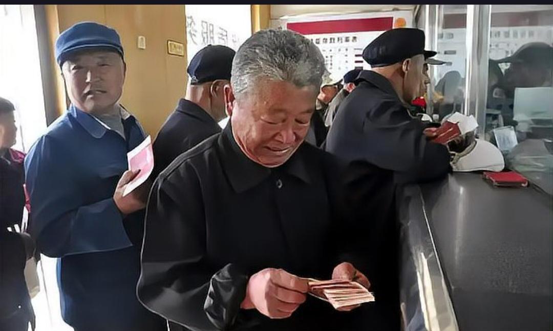 农民养老金就该涨！全国人大代表张学武提到，2025年全国城乡居民月均养老金仅28