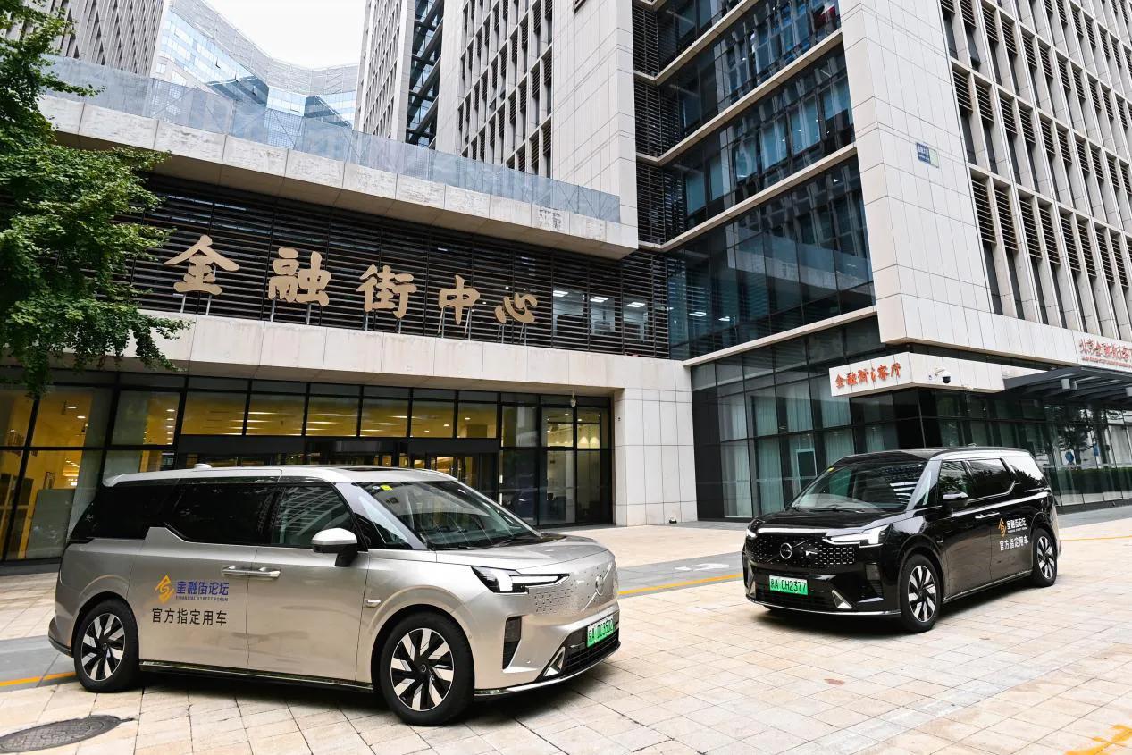 在顶级峰会上接送贵宾，第一选择往往都是豪华MPV，相比轿车、SUV而言，舒适性更