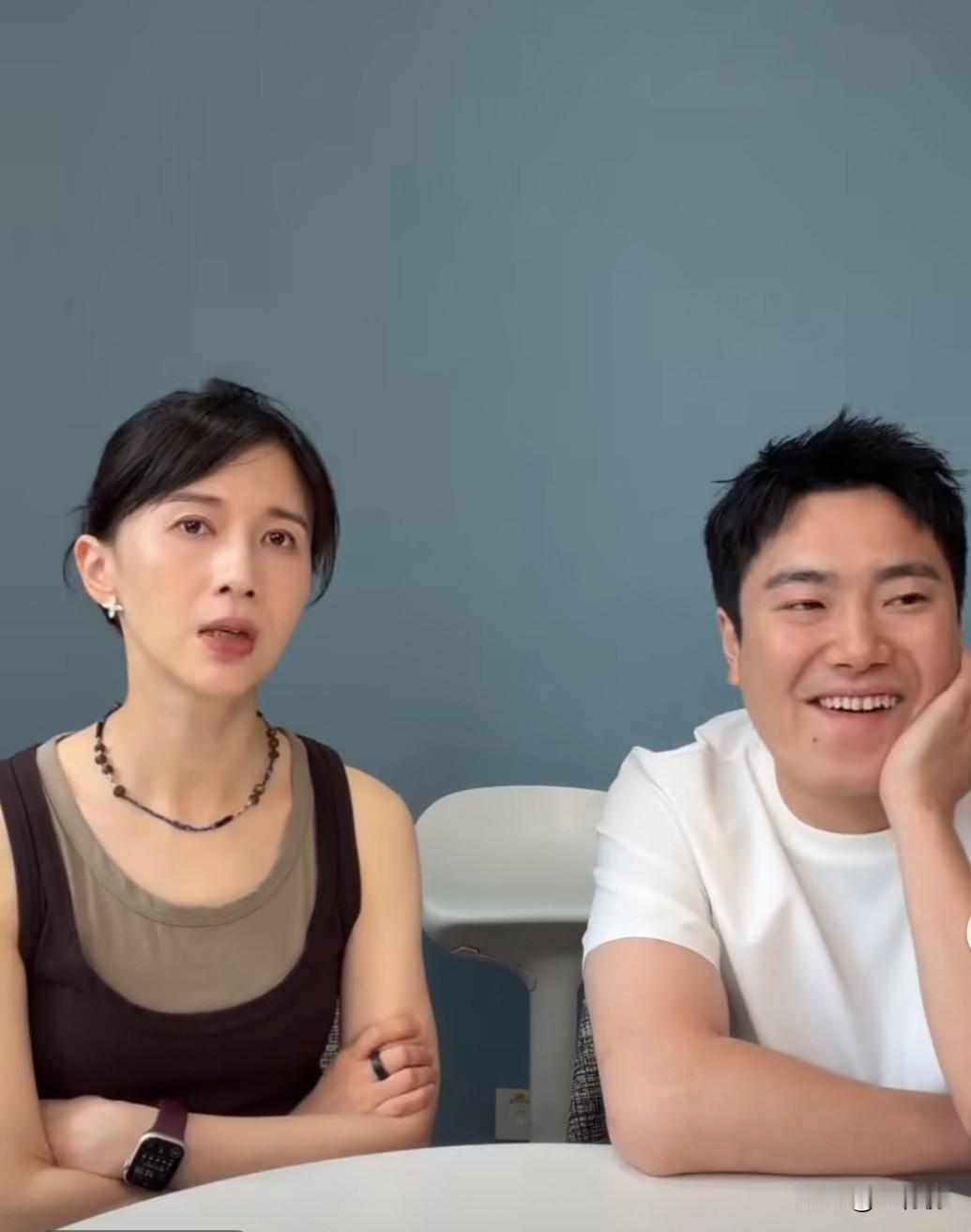 问：教练紧张的时候什么样?
梁靖崑：模仿掐人中、摸脉搏
papi：因为前段时间王