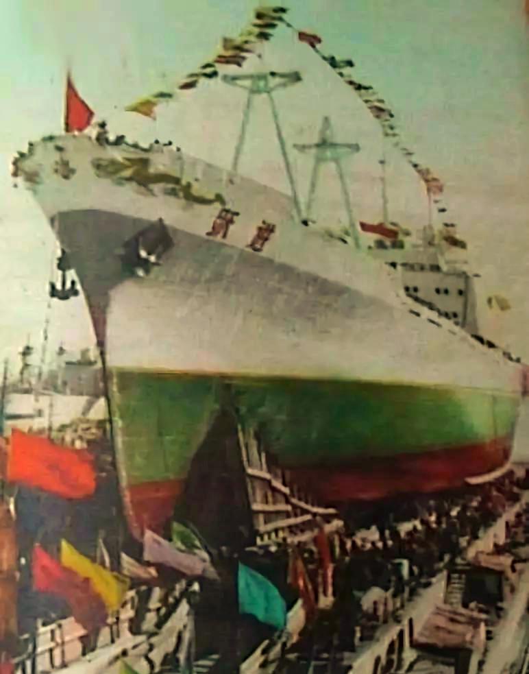 1963年，周总理吃饭时接到一个电话，碗筷为何突然掉在地上？
原来日本广播公开了