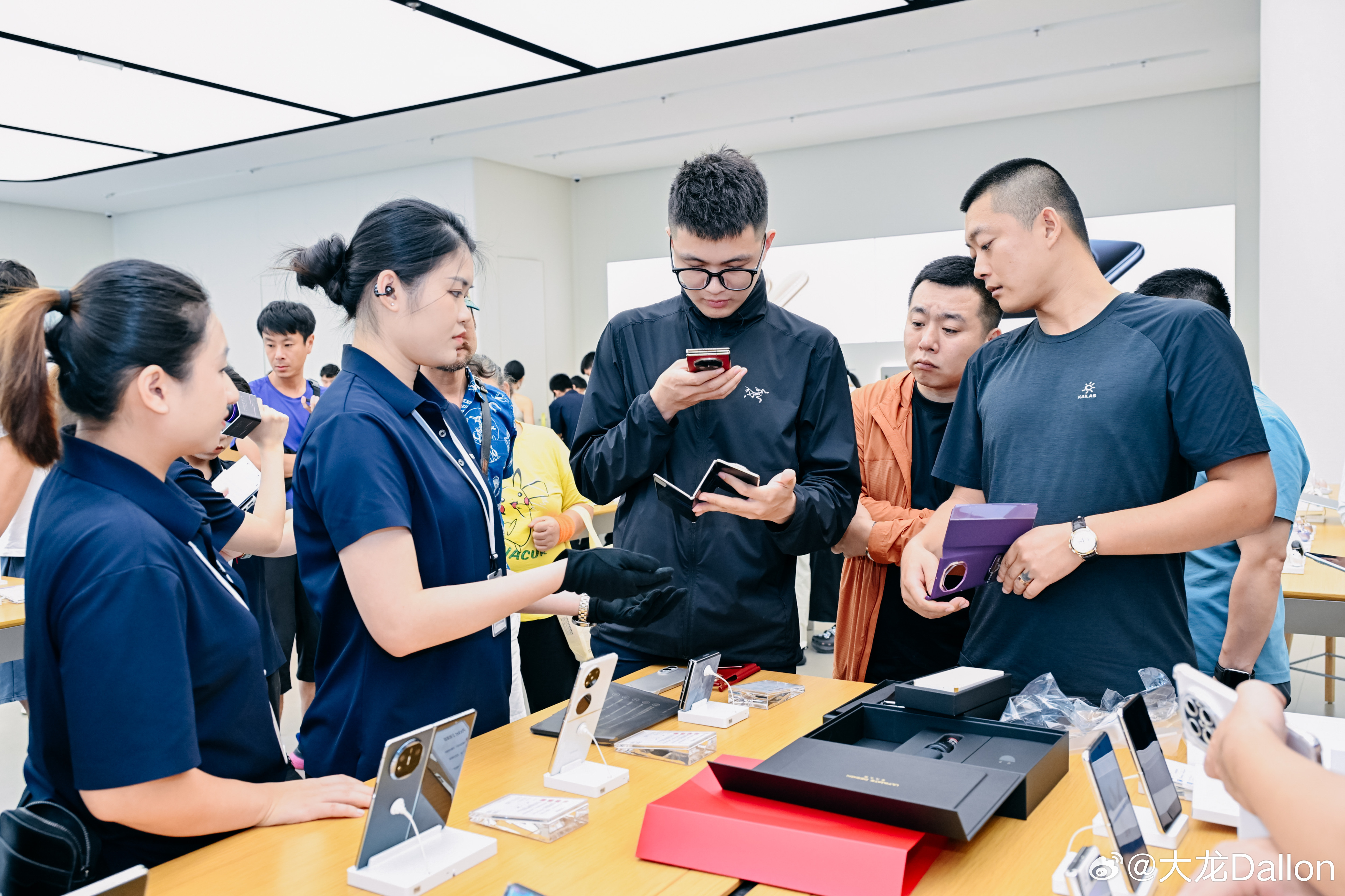 华为新三折叠开售现场人从众 华为Mate XTs非凡大师今日开售，场面火爆！线下