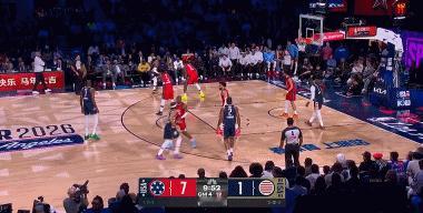 太逗了！老詹自投自抢瞎扔出界了！
在今天NBA全明星正赛的决赛中，詹姆斯外线45