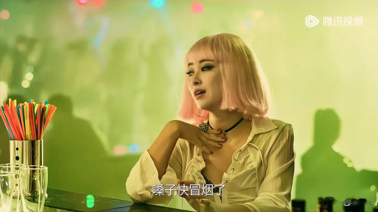 《宿敌》一共16集
演员表中的女主朱珠第8集才出场
演了还不到10分钟，而且看着