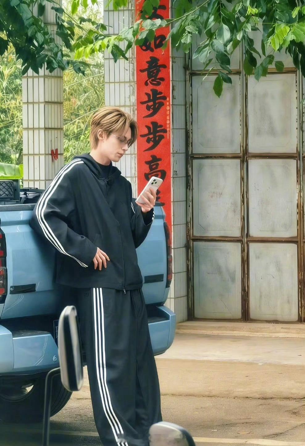 王鹤棣素颜录制亲爱的客栈王鹤棣这不妥妥男大吗？校园文何时递本子