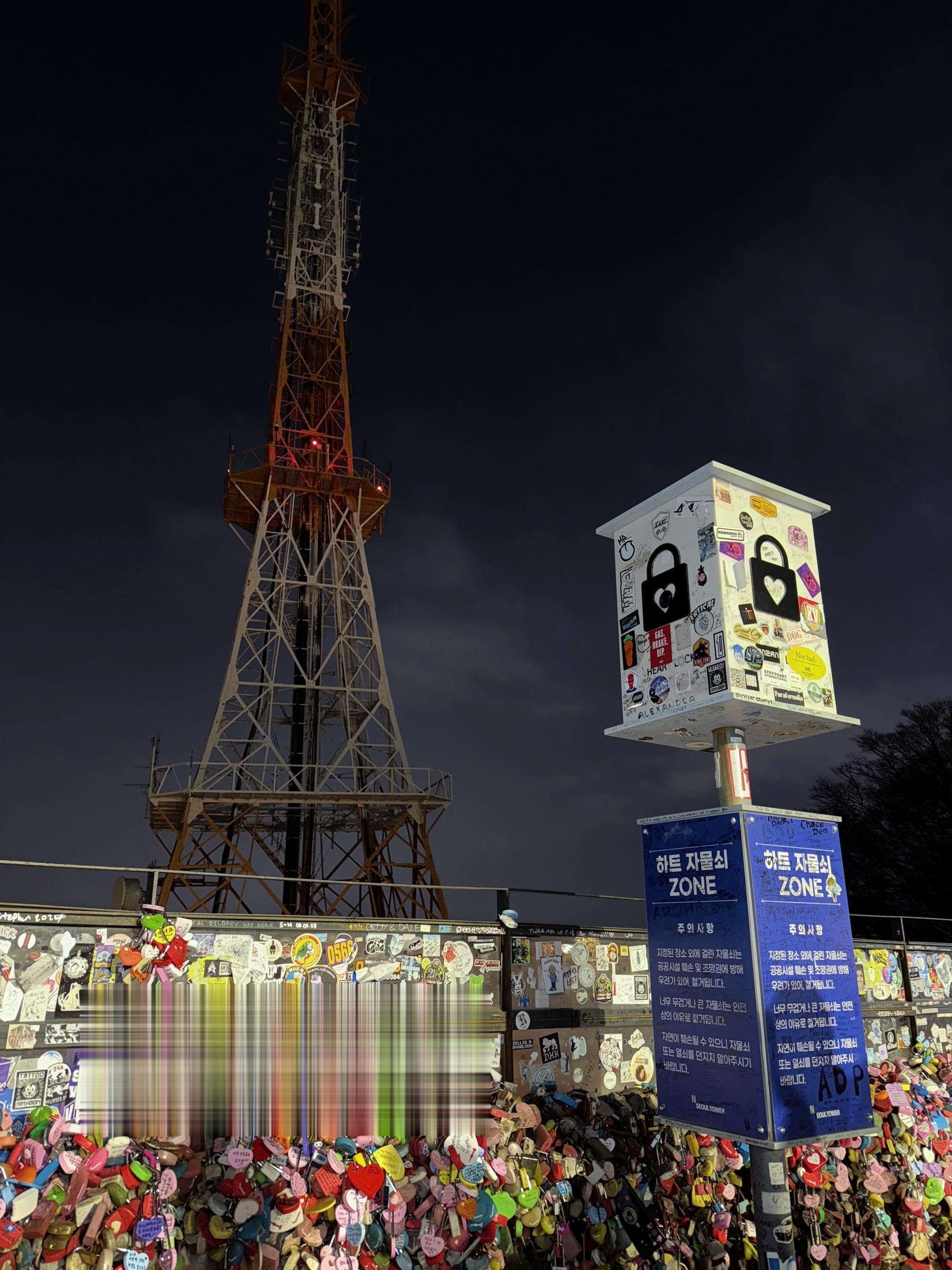 人们都说在南山塔上的锁最后都会变成诅咒 于是当我第一次登上了山顶 我窥...