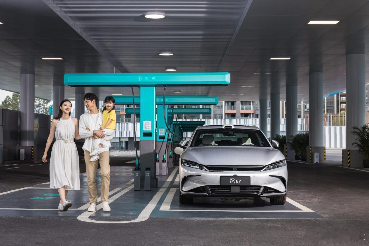 4月28日，比亚迪王朝旗舰汉全新升级，汉 EV 闪充版重磅上市，正式加入闪充阵营