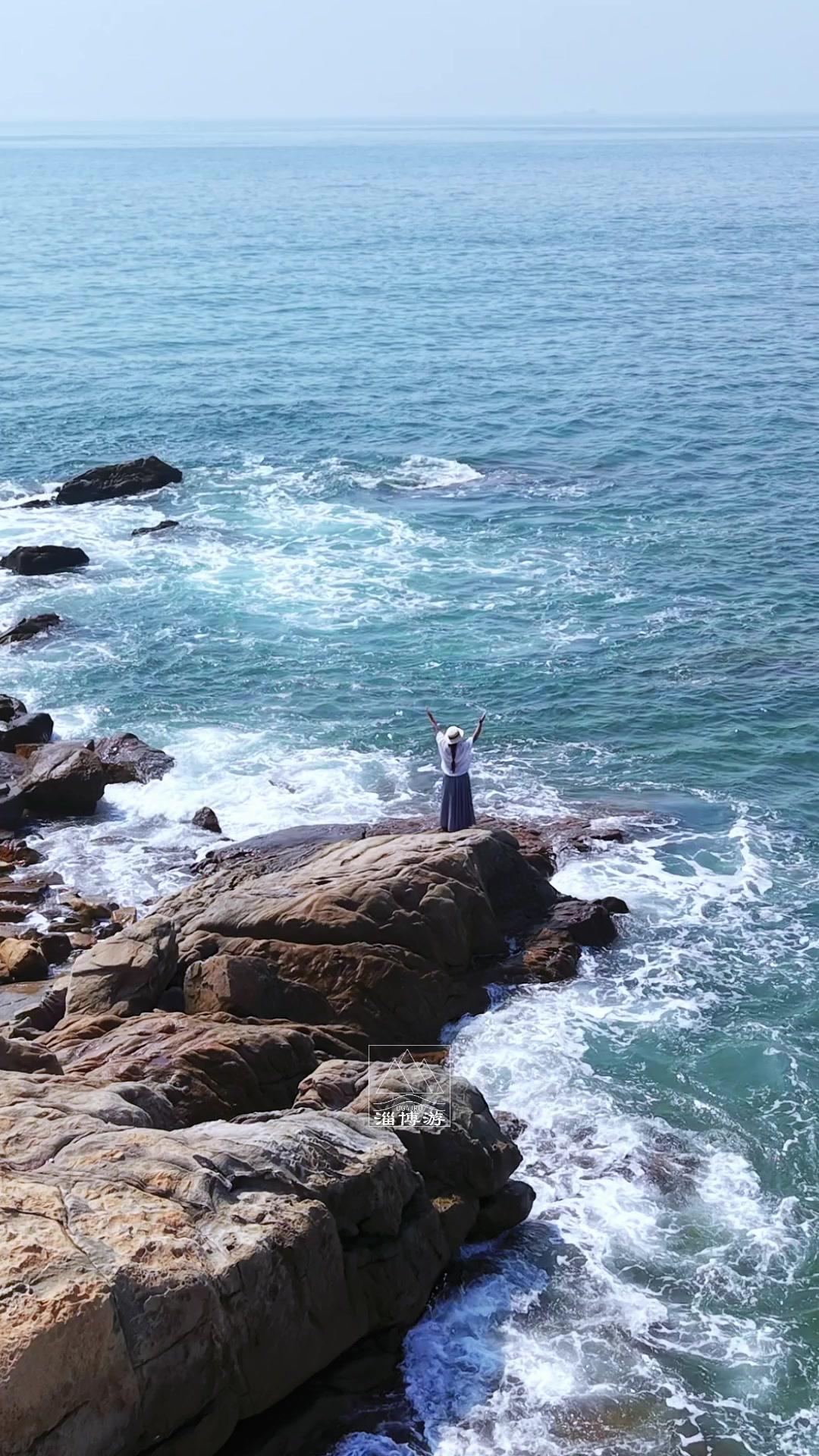 来青岛第二天选了个小众渔村，鱼鸣咀村真的把“面朝大海”刻进DNA了！刚到村口就看