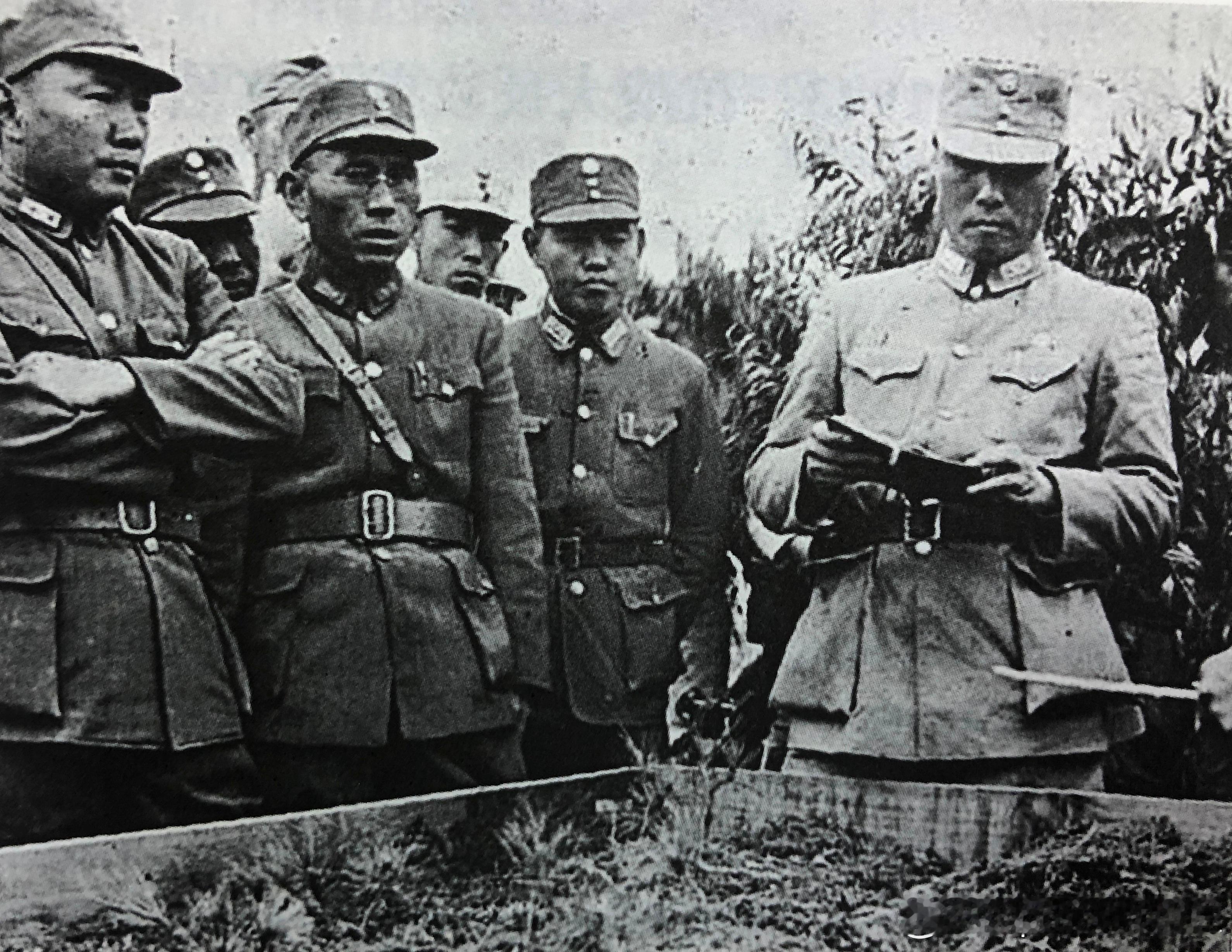 1944年远征军第11集团军总司令宋希濂（左一）与第71军军长钟彬（右一）正在沙