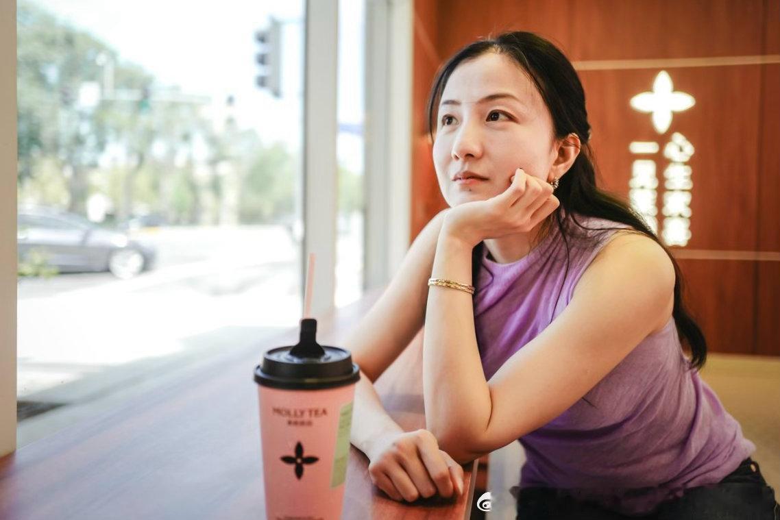 秋天的第一杯奶茶Molly是不是应该考虑给我点PR