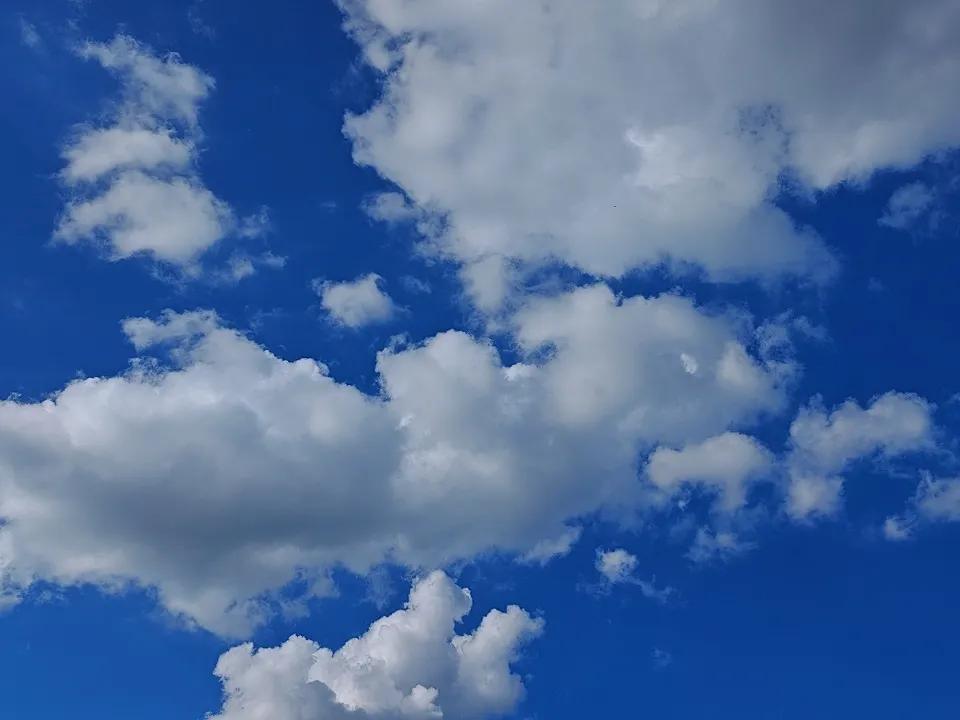 晒图笔记大赛忙碌的天空，秋高气爽