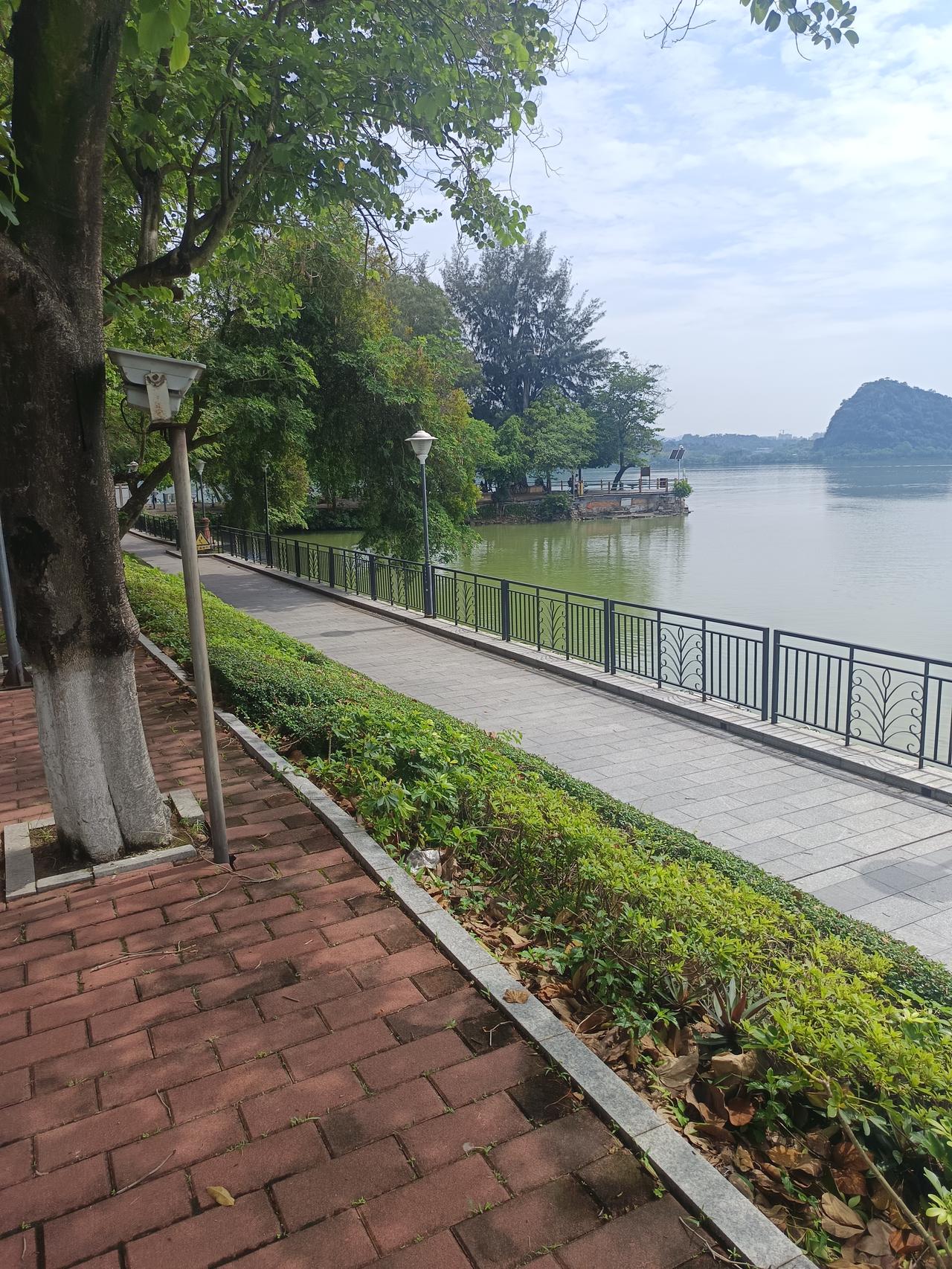 我在广东省肇庆市七星岩风景区
发现一个很严重的问题
但不知道怎么说才好



