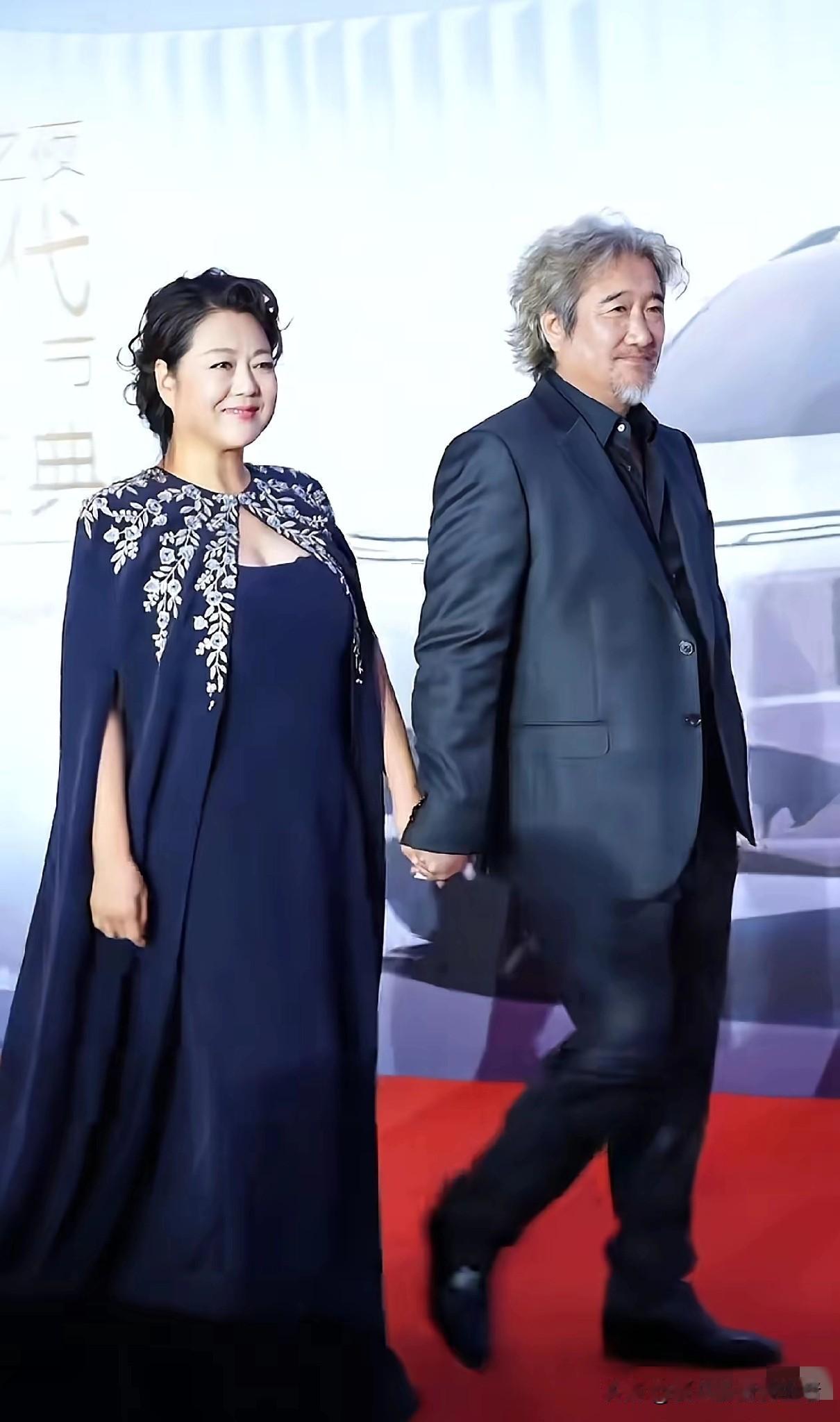 这俩人真越来越潇洒了！
王茜华与沈航携手出现在红毯上。

王茜华，1970年出生