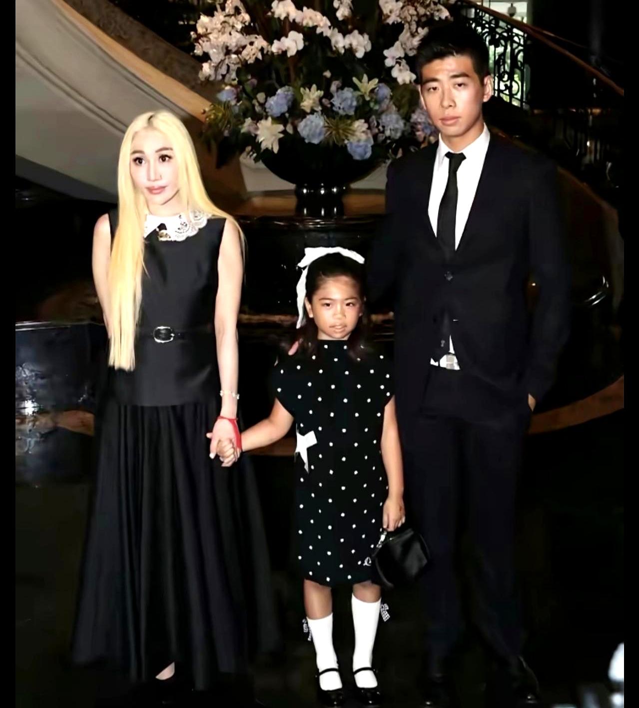 见惯了豪门千金被家业裹挟时，何超盈却走出另一条路：婚后竟比婚前更漂亮。
老公是哈