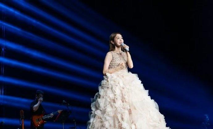 范玮琪[超话]范玮琪没牵到乌兰图雅范玮琪乌兰图雅牵手变握手乌兰图雅两次认真握手的