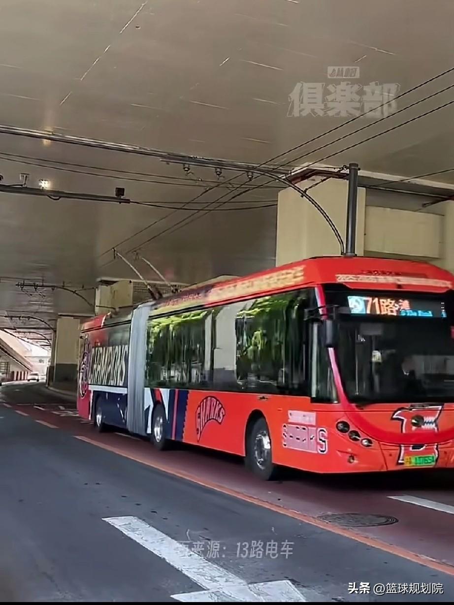 上海男篮冠军大巴车和公交车上线，能这个城市对这次上海夺冠很重视。

上海男篮夺冠