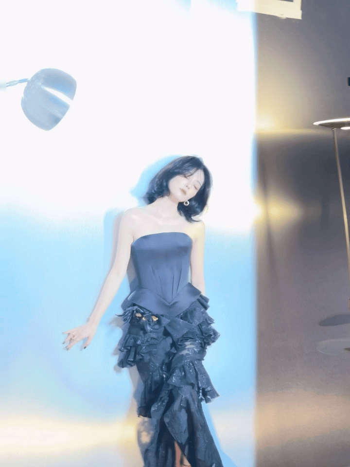 JimmyChoo活动live转动图我有花一朵 藏在我心中🥀白鹿直播间弹幕.白
