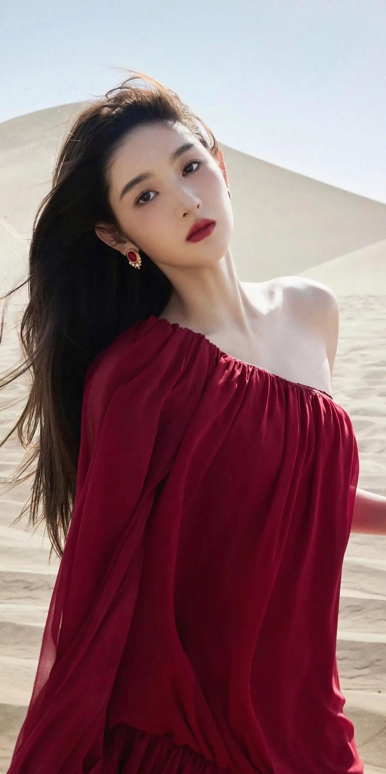 王玉雯身着酒红纱裙，如沙漠玫瑰绽放心间，神秘性感令人沉醉！
