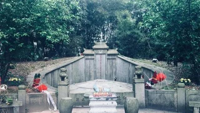 1977年，左宗棠陵墓被炸开，遗骨散落满地，王震将军得知后大怒。

1977年，