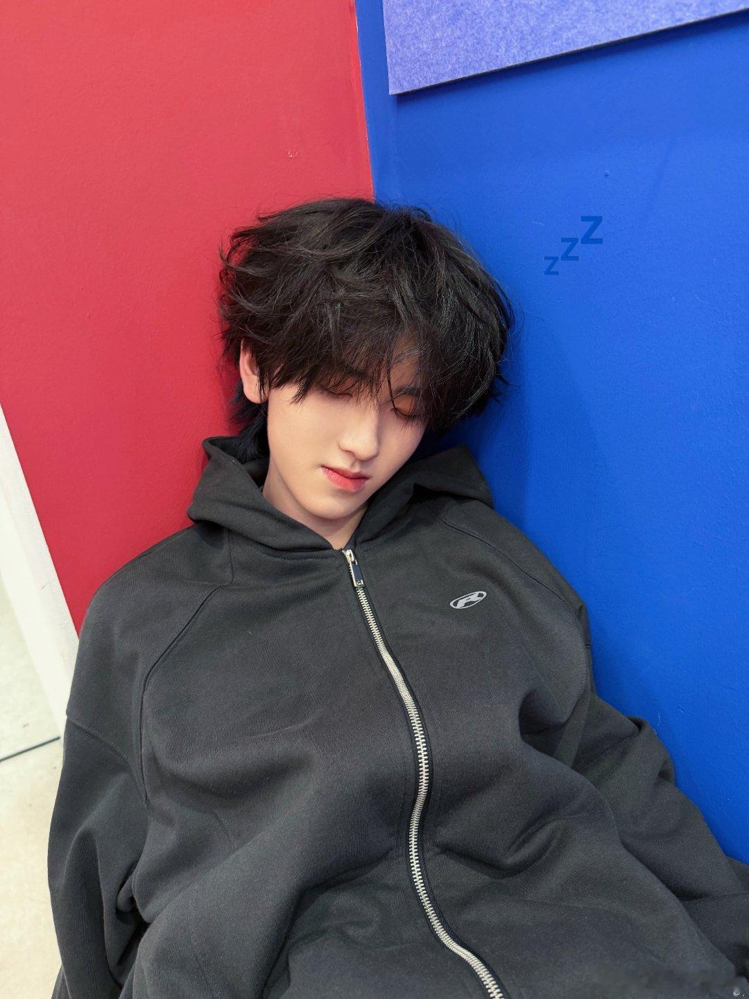 卧槽。是卷毛小奇 