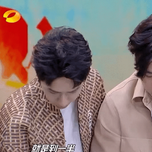 哈哈，让一个怕虫子的孩子吃虫子，一博这一脸抗拒的小表情萌死人了，瞧这委屈巴巴的样