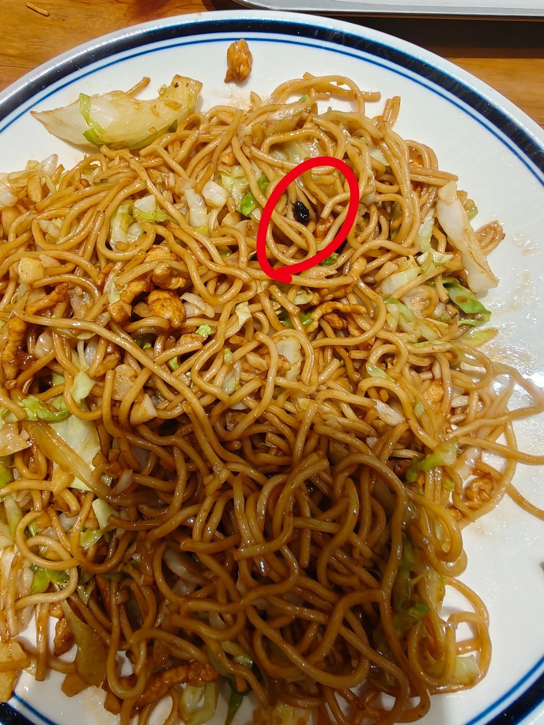 女子零食中吃出烟头获赔500元我之前在饭馆吃面，吃半截发现一只炒熟的苍蝇，结果老