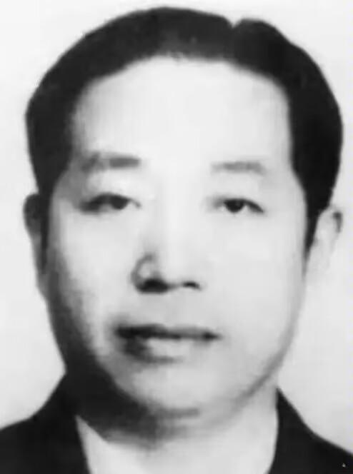 刺蒋失败后，百变杀手华克之投奔延安，伟人当场断言：你绝不能留在这里！1937年的