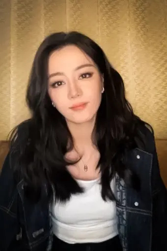 迪丽热巴今日直播状态好喜欢今天妆造又御又带点美式的感觉 