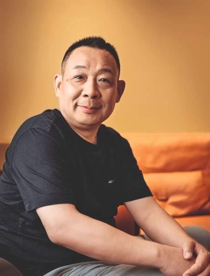 不知道大家有没有发现，如今的于东来，在商圈里活得越来越另类。


不是实力不行，