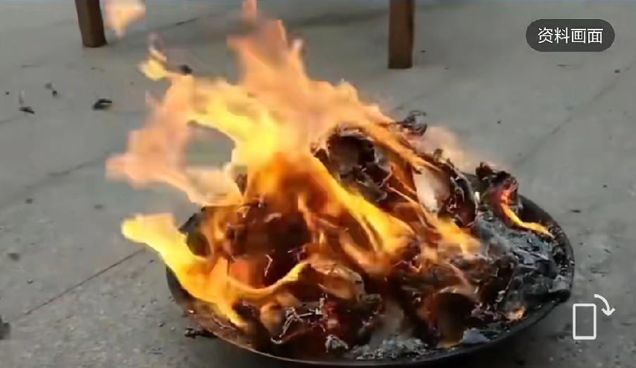 闯大祸了，北京朝阳一四十四岁女子冒风在路边烧纸祈福，金元宝燃烧的过程中，女性全程
