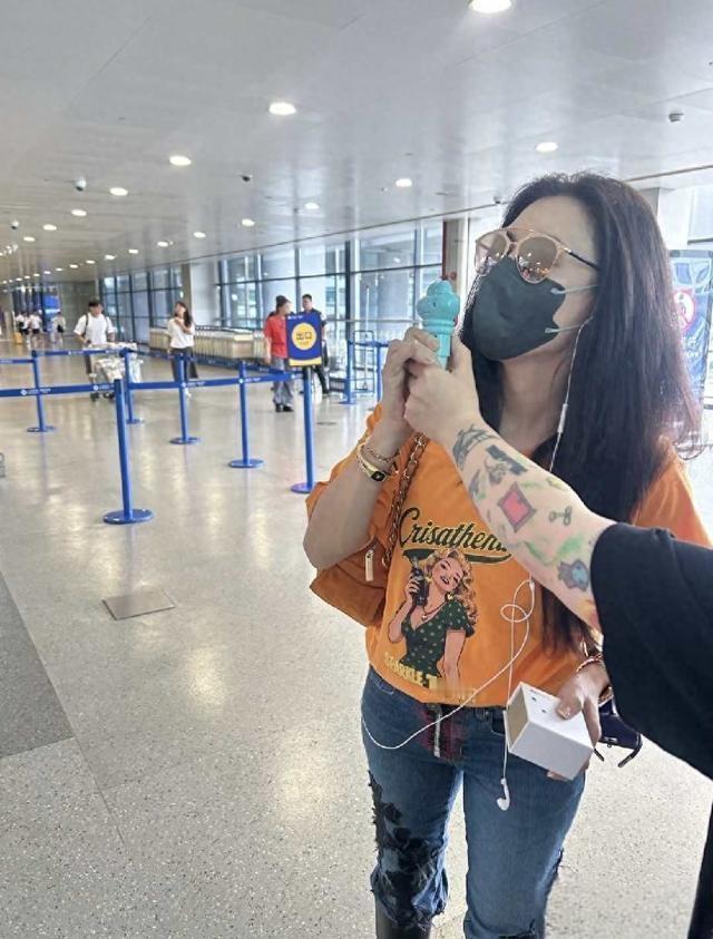 张柏芝独自现身上海机场，生图看见白发，状态依旧能打
 
张柏芝独自现身上海机场被