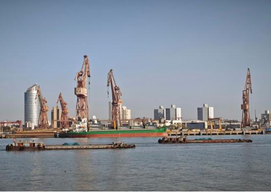 直接突破国际的想象力！2025年12月26日报道，外媒高度关注我国的“集装箱军舰