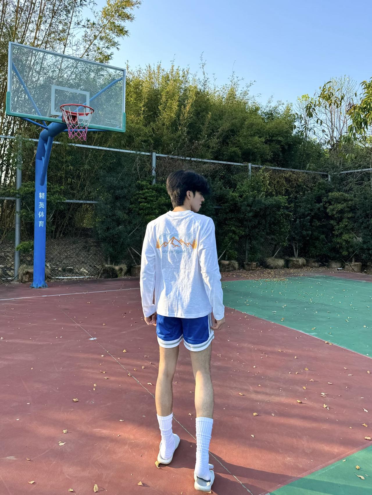 这腿是不是很好看一起野个好身材 健身拍照两不误 白袜 谁还不是小腰精
