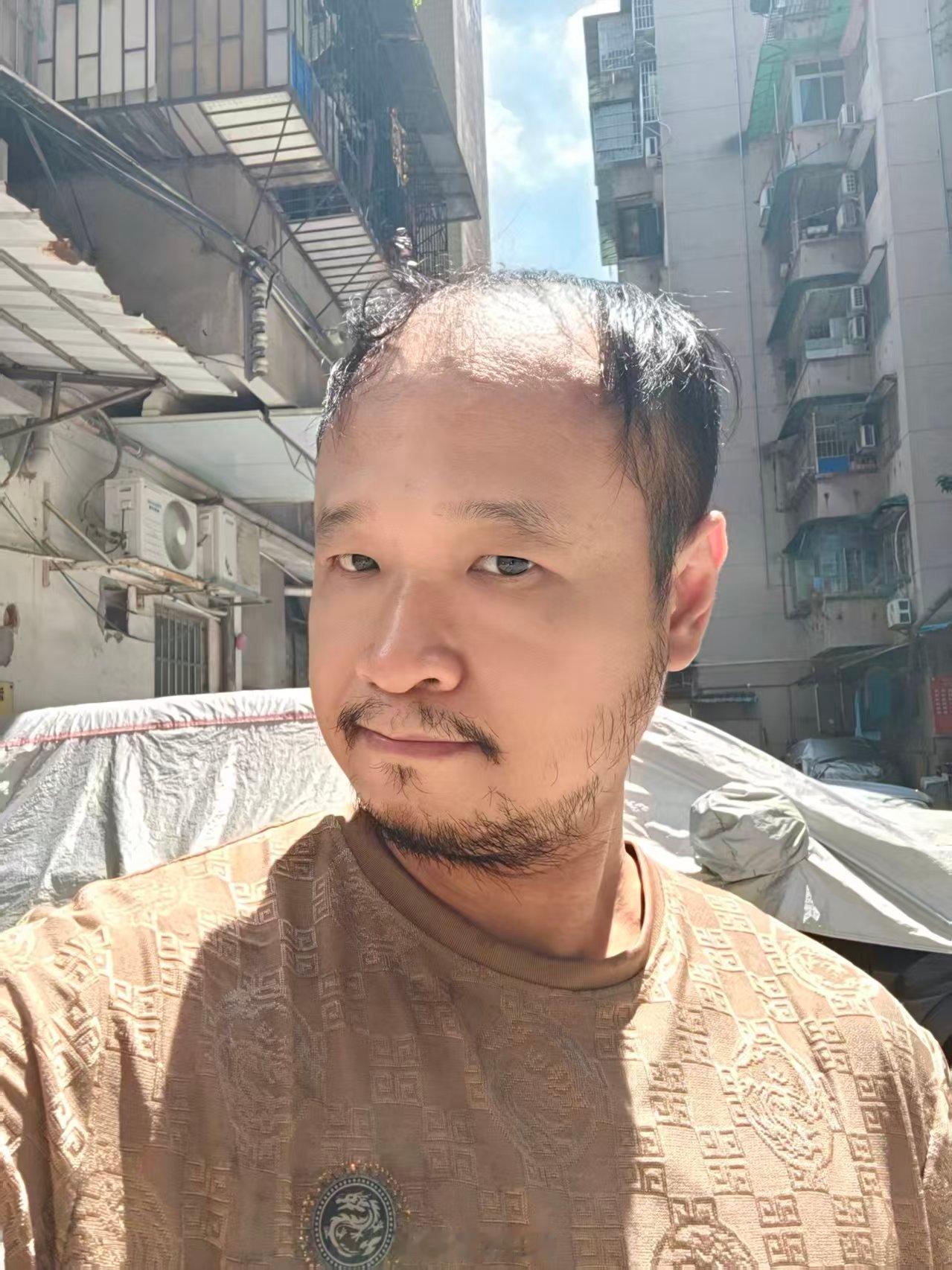 翻看元代忽必烈传世画像，从方圆宽脸、眉眼神态，到标志性八字胡须下巴连须，都和民间