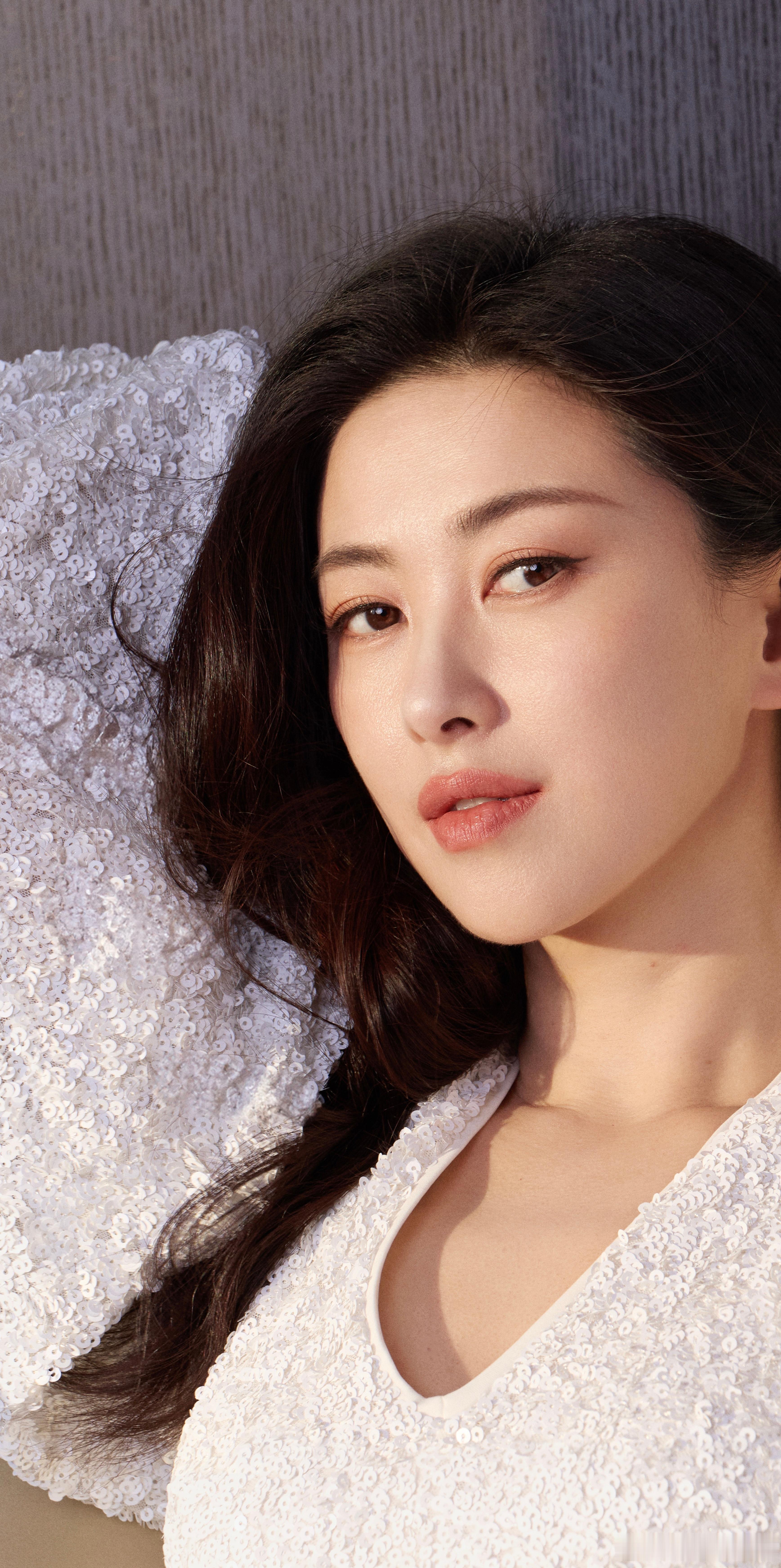 朱珠的贵气感穿搭夯爆内娱被朱珠的侧颜美到心颤！柔和的眉眼搭配利落的下颌线，浅笑时