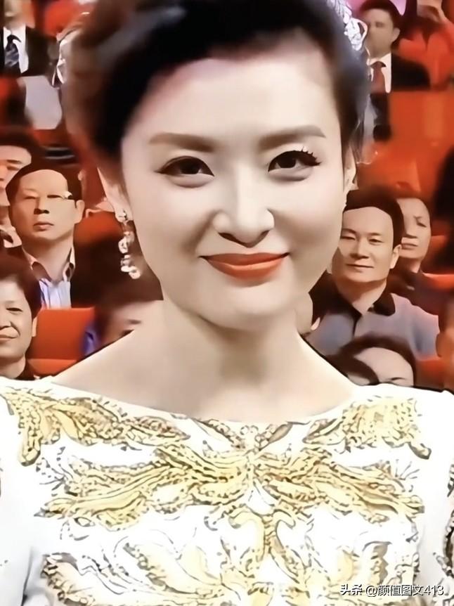 周涛，端庄大气，声若清泉。二十载春晚舞台，以知性优雅诠释东方之美，一颦一笑皆成国