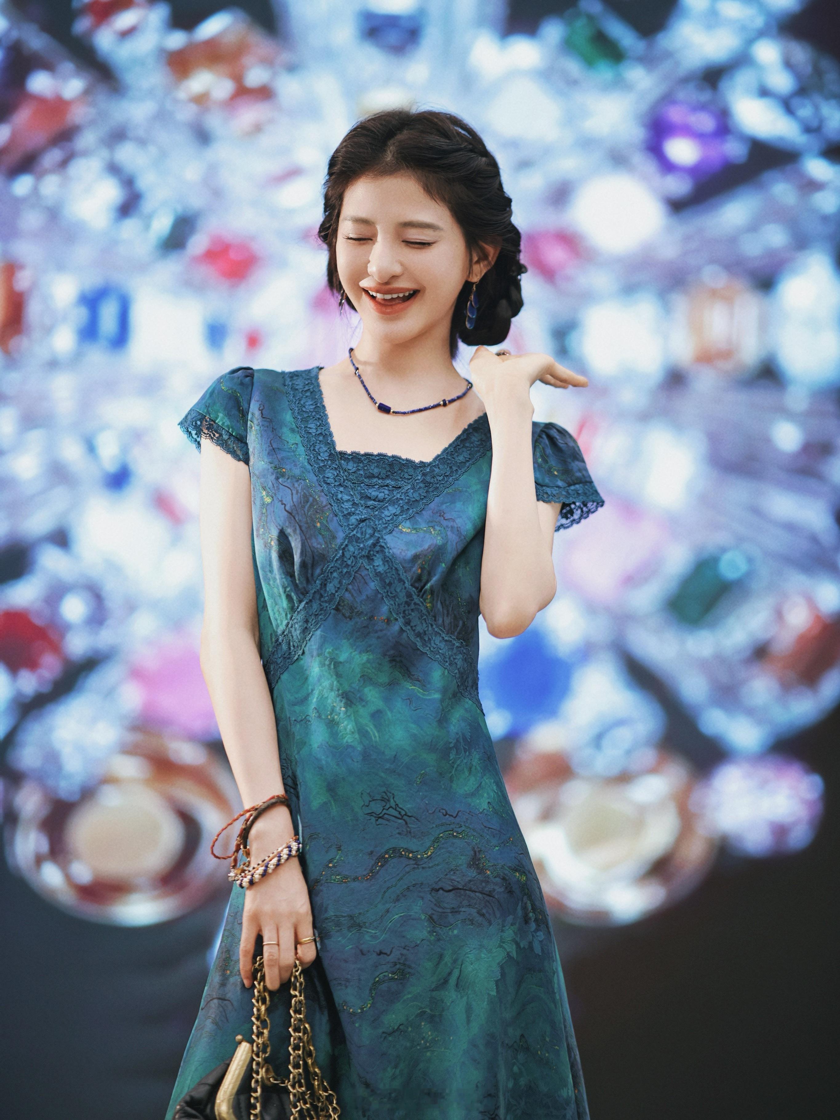 绝美绝美啊这个系列✨鎏金青樾印花！像是画在红云纱上面一样！！精致的像件艺术品 除