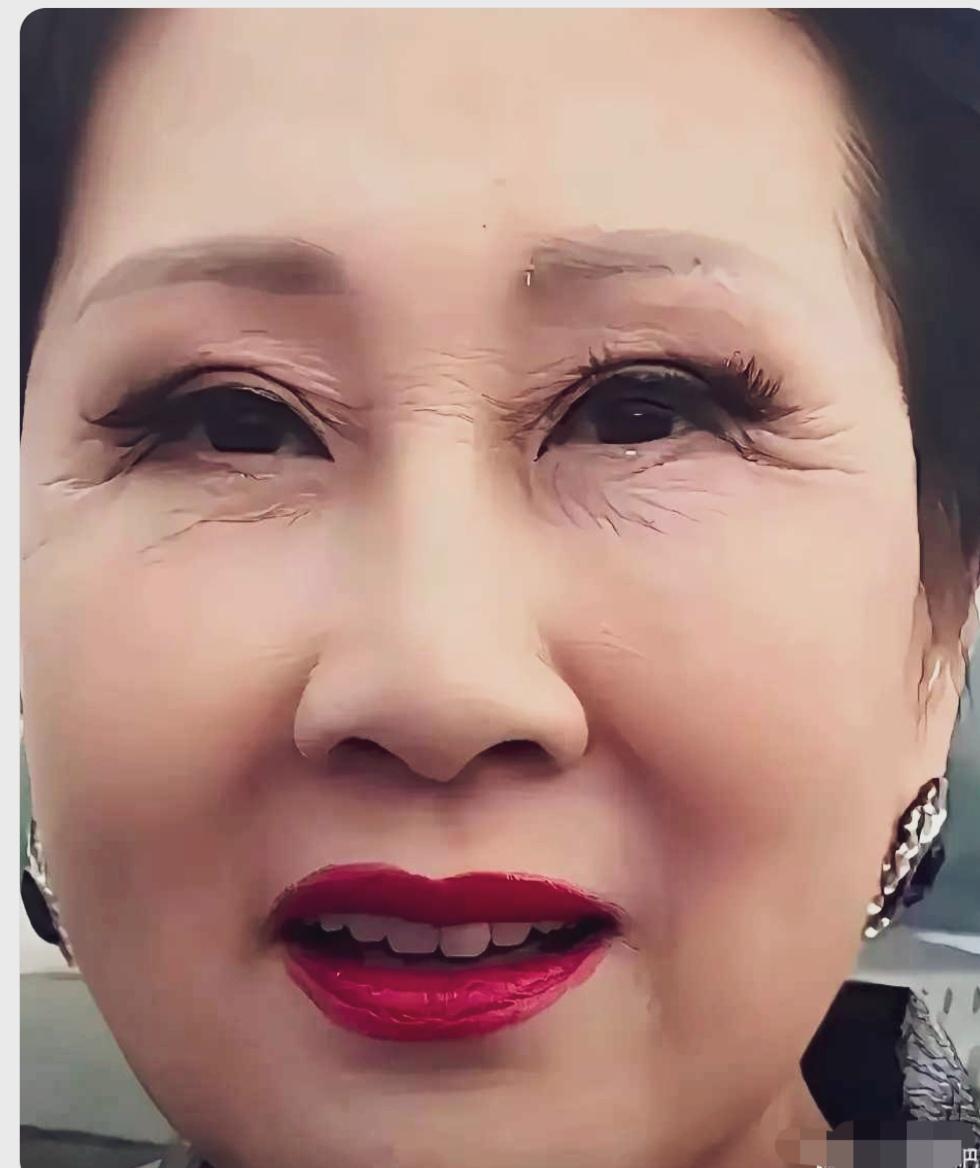 凯丽老师怼脸照，感慨褪去滤镜后，即便精致妆造也掩盖不住自然岁月痕迹。