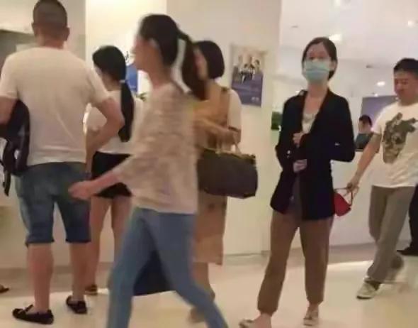 章泽天的路人照片，被吐槽矮小瘦弱颜值普通，和奶茶妹妹纯欲人设不符。

终于明白为