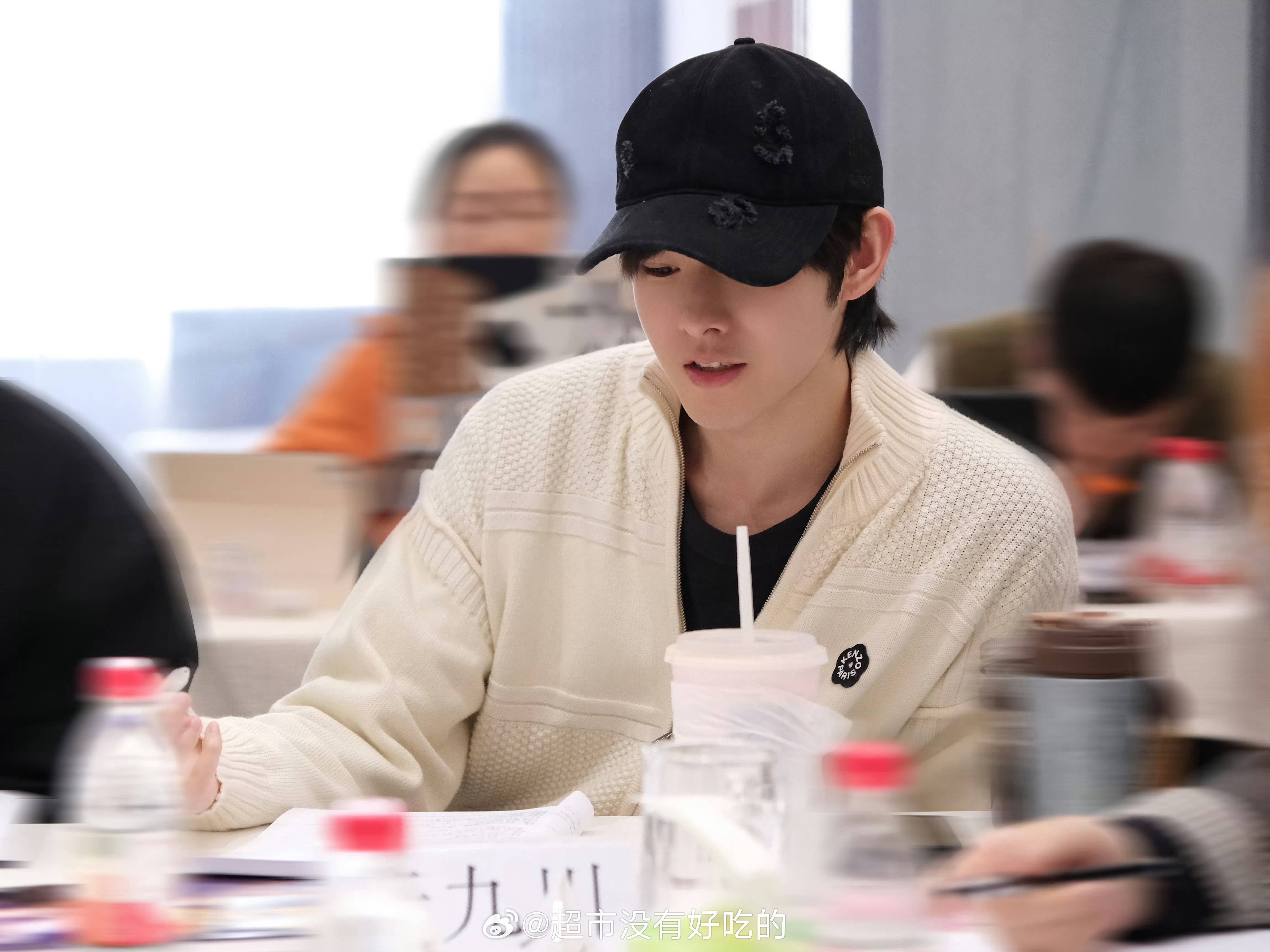 田嘉瑞工作室营业是围读剧本的云九川，素颜状态超好期待《魂判九川》开机，一切顺利田