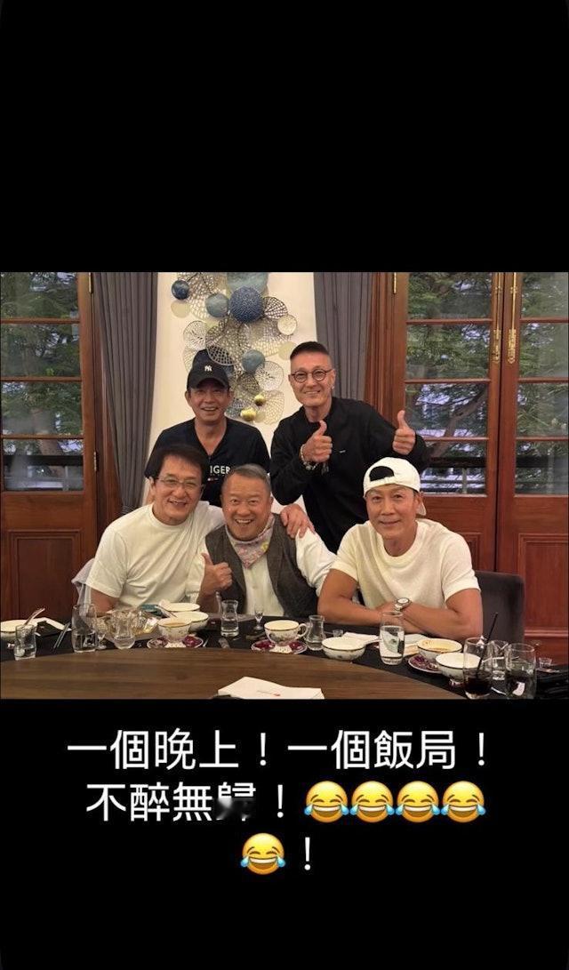 曾连续七届夺得香港泰拳冠军的武打明星卢惠光，近日晒出与成龙、曾志伟、林国斌等人的