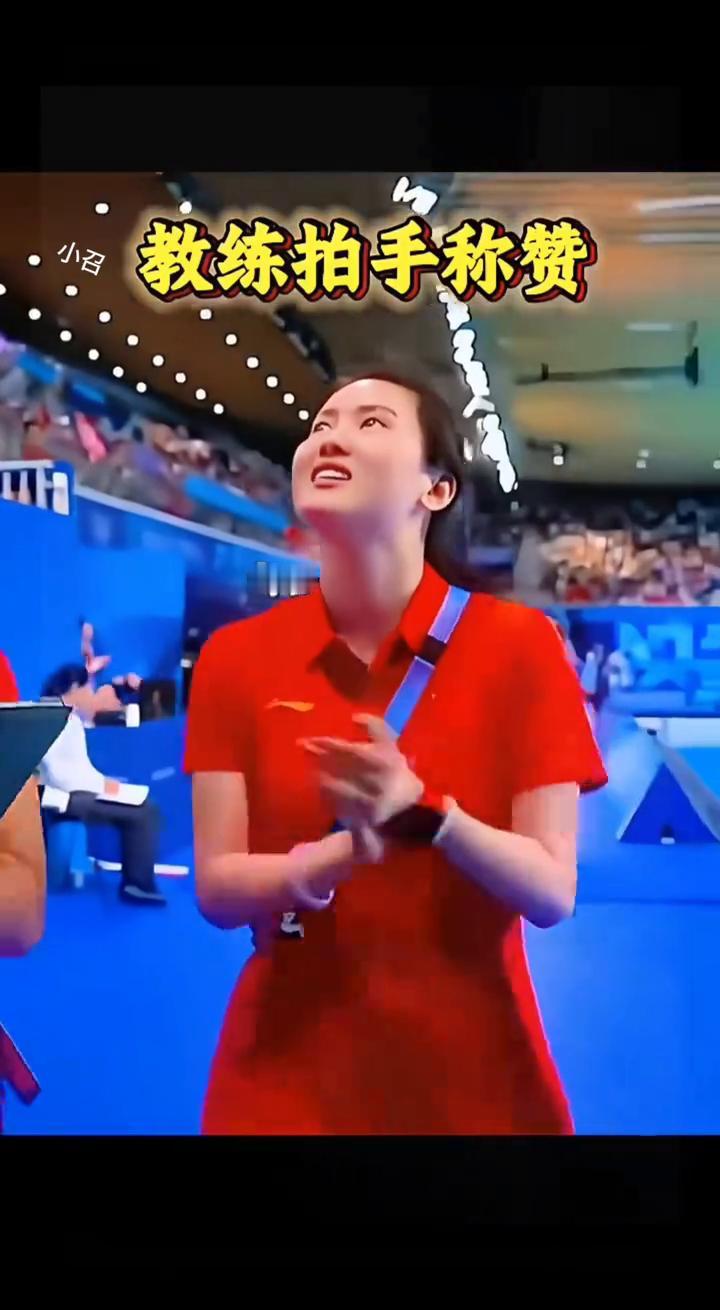 全红蝉成名一跳，裁判长郭晶晶水花消失术，水下动作也绝对满分，教练拍手称赞，一跳成