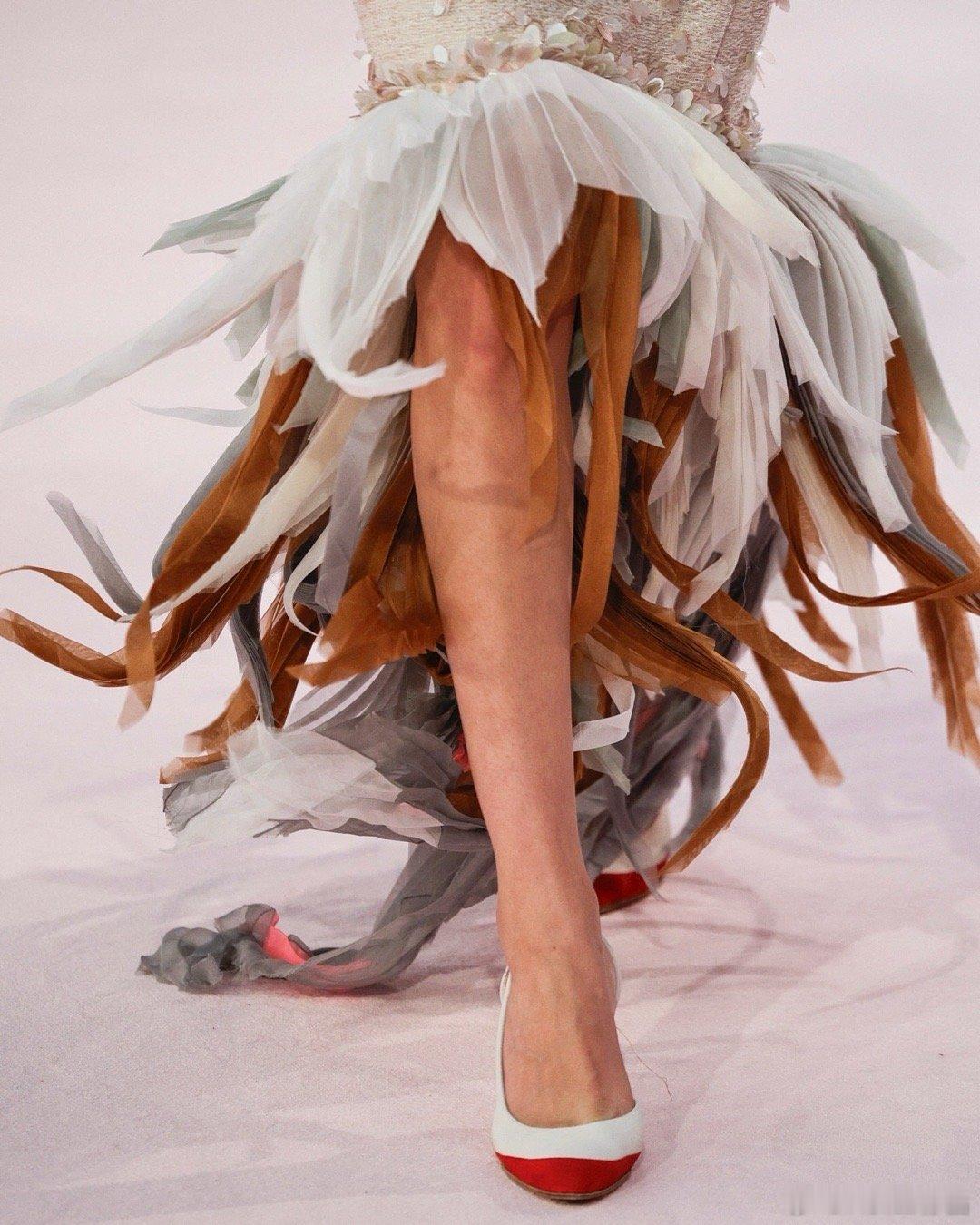 Chanel 2026春夏高定秀细节，如此轻薄通透的包包，随处可见的飞鸟𓅛元素