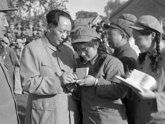[中国赞]1994年，“英雄儿女”解秀梅因脑梗住院，欠下3万元医疗费，在医院准备