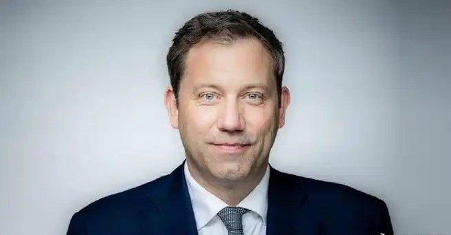 德国财长认为德国铁路订购中国制造的电动公交车是不爱国，他对此表示批评，并提出弘扬