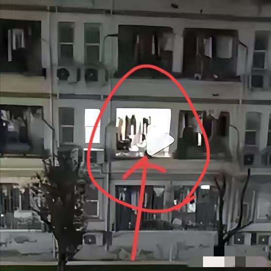 高校安保再敲警钟！留学生夜闯女生宿舍，铁丝网真能防住隐患？
 
半夜两三点，女生